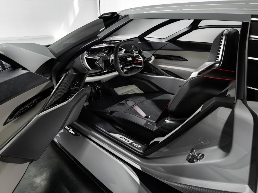 Интерьер Audi PB 18 e-tron 2018 года  (фото 18 из 51)
